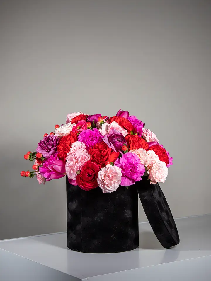 Flower box nera di fiori rossi fucsia rosa con coperchio